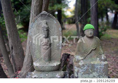 伊丹昆陽寺境内の千手観音石像とお大師様石像-2 109126209