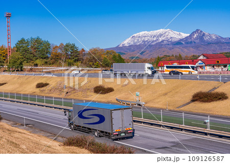 (岡山県)蒜山SAから望む米子自動車道と冠雪した大山 (岡山県)蒜山SAから望む米子自動車道と冠雪した大山 109126587