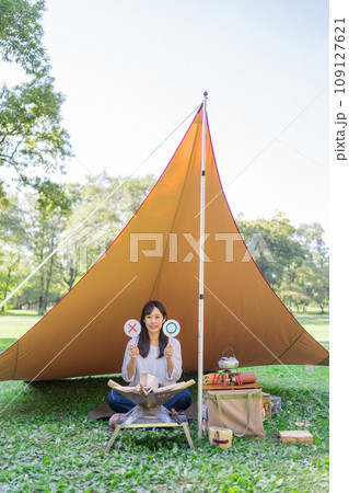 アウトドアでマルバツ問題 女性 アウトドアでマルバツ問題 女性 109127621