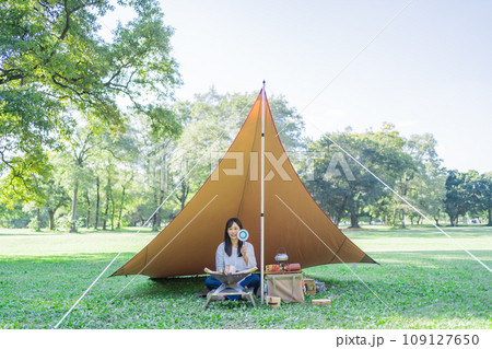 アウトドアでマルバツ問題　女性 109127650