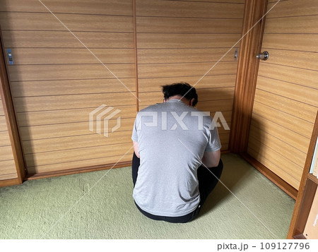 孤独な男性 109127796