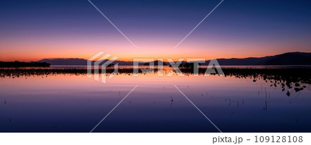 琵琶湖と竹生島のブルーモーメントパノラマ情景 109128108