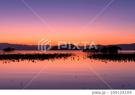 夕焼けに染まる幻想的な竹生島の情景 夕焼けに染まる幻想的な竹生島の情景 109128109