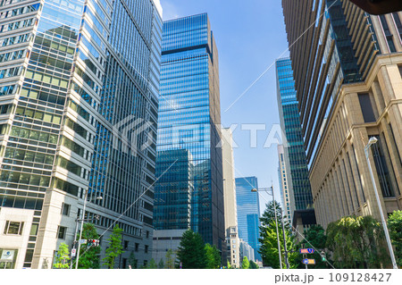 東京都千代田区大手町のビル街 東京都千代田区大手町のビル街 109128427