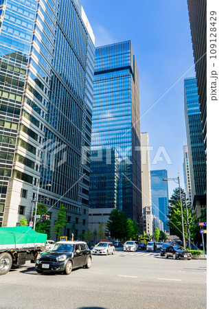 東京都千代田区大手町のビル街 109128429