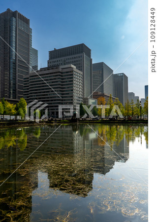 東京都千代田区皇居外苑の和田倉濠と丸の内ビル街 東京都千代田区皇居外苑の和田倉濠と丸の内ビル街 109128449