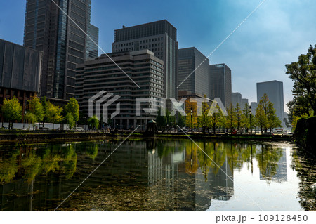 東京都千代田区皇居外苑の和田倉濠と丸の内ビル街 東京都千代田区皇居外苑の和田倉濠と丸の内ビル街 109128450