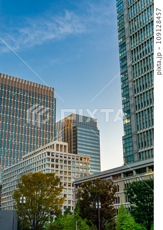 東京都千代田区丸の内のビル街(大名小路) 東京都千代田区丸の内のビル街(大名小路) 109128457