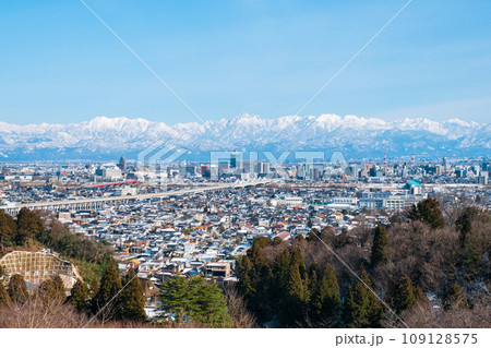 呉羽山公園から富山市街と立山連峰の眺め（冬） 109128575