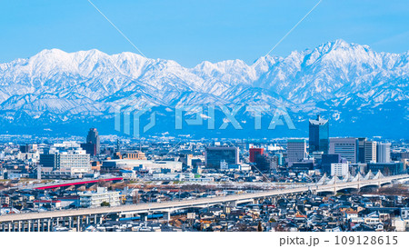 呉羽山公園から富山市街と立山連峰の眺め(冬) 呉羽山公園から富山市街と立山連峰の眺め(冬) 109128615