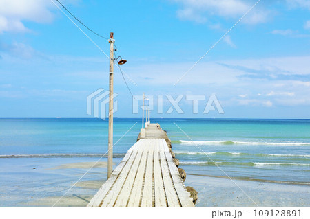 千葉県 青空の海と岡本桟橋(原岡桟橋) 千葉県 青空の海と岡本桟橋(原岡桟橋) 109128891
