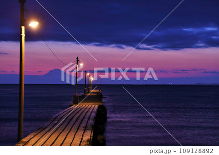 千葉県　夕暮れトワイライトの岡本桟橋（原岡桟橋） 109128892