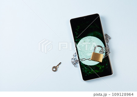 スマートフォンと鍵 109128964