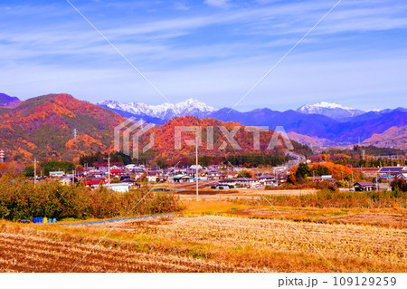 秋の農村と谷川連峰 秋の農村と谷川連峰 109129259