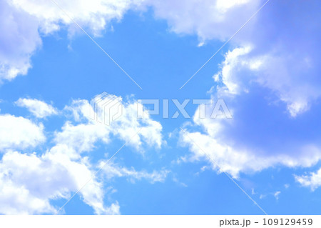 青空と白い雲 109129459