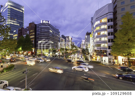 仙台市広瀬通り中央二丁目交差点の夜景 仙台市広瀬通り中央二丁目交差点の夜景 109129608