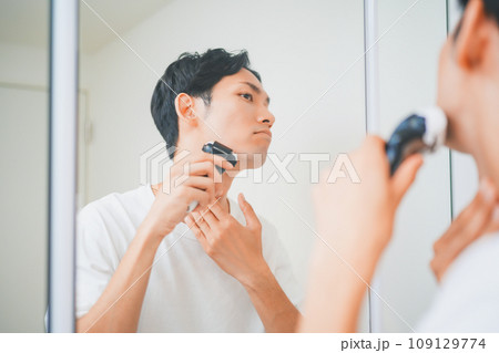 洗面所で髭を剃る男性 109129774