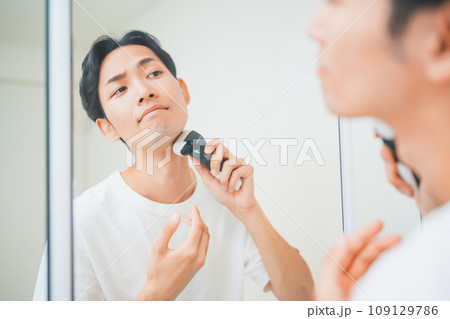 洗面所で髭を剃る男性 109129786