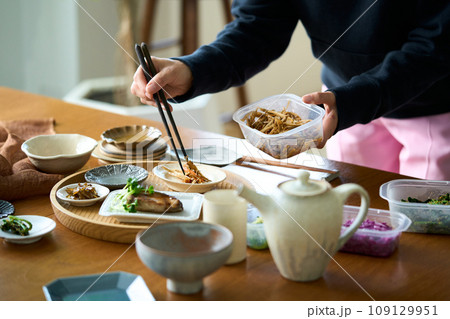 きんぴらごぼうを盛り付ける女性 109129951