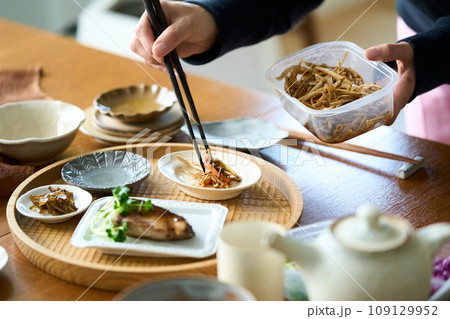 きんぴらごぼうを盛り付ける女性 きんぴらごぼうを盛り付ける女性 109129952