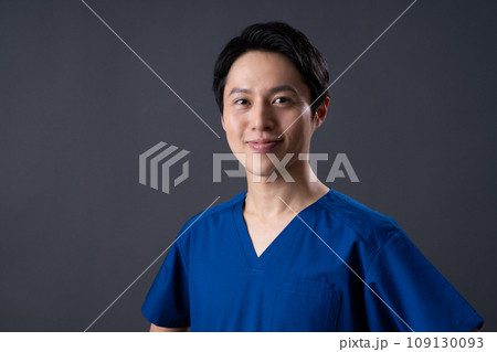 スクラブ のミドルの医師 109130093
