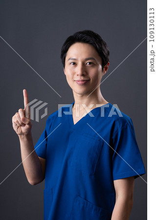 スクラブ のミドルの医師 109130113