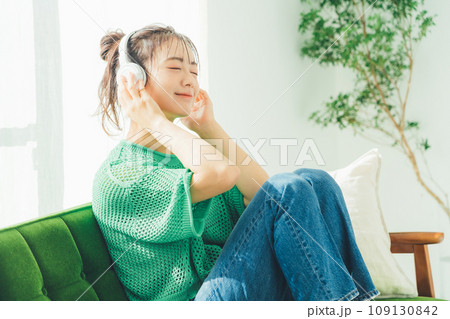 部屋で音楽を聴く若い女性 109130842