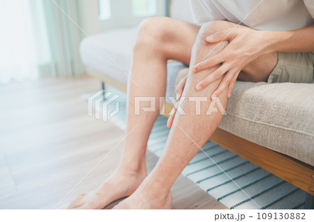 すね毛を気にする男性 109130882