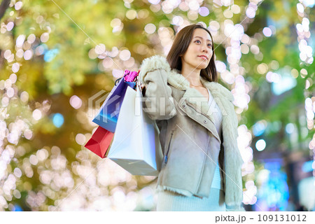 たくさんのショッピングバッグを抱える女性 たくさんのショッピングバッグを抱える女性 109131012