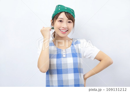 バンダナを巻いたエプロン姿の女性イメージ 大掃除 バンダナを巻いたエプロン姿の女性イメージ 大掃除 109131212