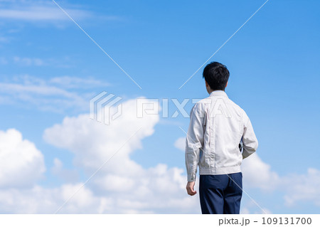 作業着を着た男性 109131700