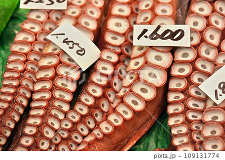 北海道の魚市場に並ぶ蛸（たこ） 109131774