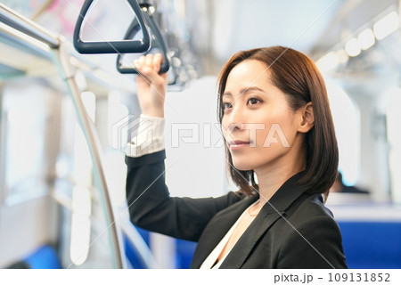 電車の吊り革を持って立つ女性 電車の吊り革を持って立つ女性 109131852