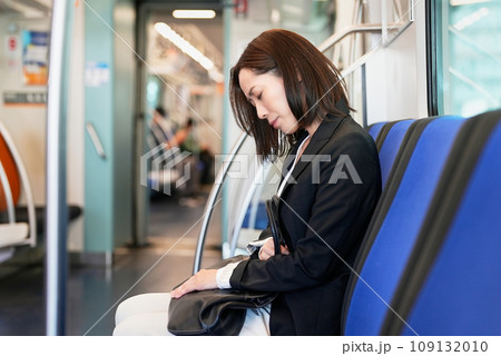 電車内で体調が悪くなる女性 電車内で体調が悪くなる女性 109132010