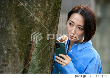 尾行　覗く　探偵　調査 109132179