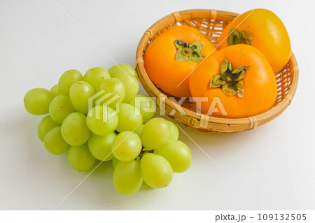 秋の味覚 柿とシャインマスカット 秋の味覚 柿とシャインマスカット 109132505