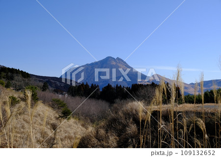 湯布院ICからみた冬の由布岳 109132652