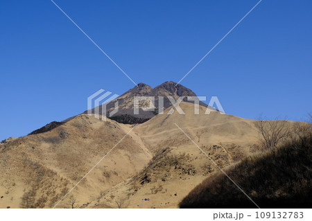 ゆふいん狭霧台から見た冬の由布岳 109132783