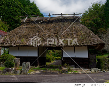 茅葺屋根の民家 109132869