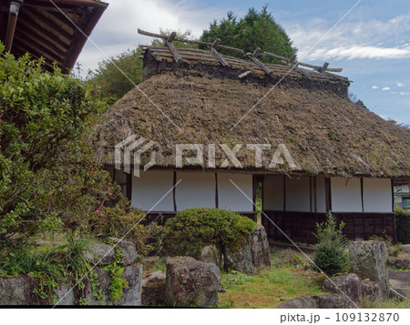茅葺屋根の民家 109132870