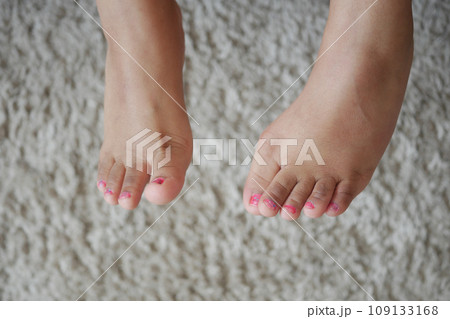 5 year old child girl feet close up 109133168
