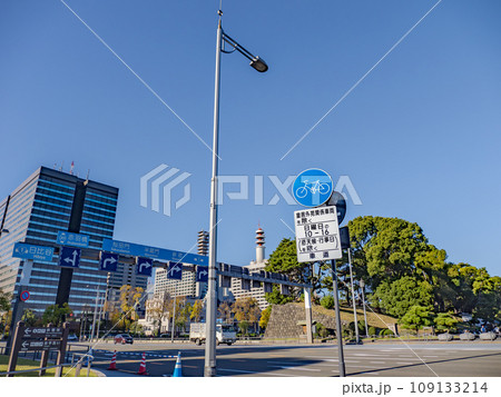 皇居外苑　パレスサイクリングコース上に設置された規制標識と補助標識 109133214