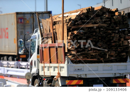 廃木を運搬中のトラック 109133406