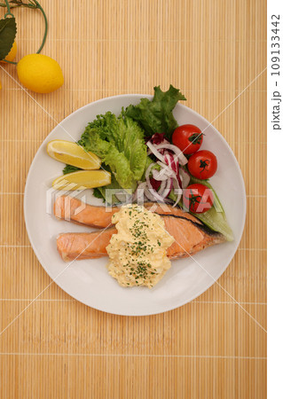 鮭のムニエル 109133442