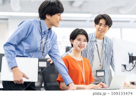 オフィスで打ち合わせをする若い男性のエンジニア オフィスで打ち合わせをする若い男性のエンジニア 109133474