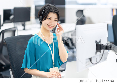 コールセンターで働く若い女性のオペレーター 109133498