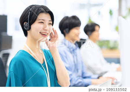 コールセンターで働く若い男女のオペレーター コールセンターで働く若い男女のオペレーター 109133502