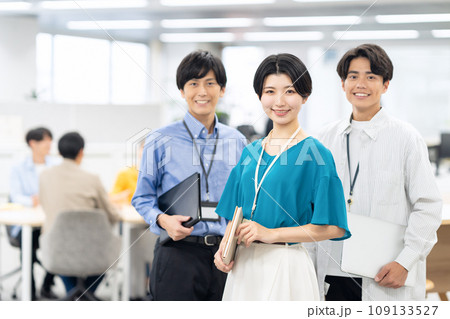 オフィスで打ち合わせをする若い男女のエンジニア オフィスで打ち合わせをする若い男女のエンジニア 109133527