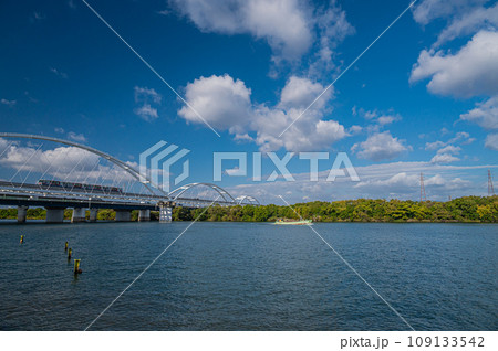 淀川に架かるモノレールの鉄橋と砂利採取船 109133542