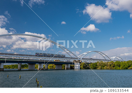 淀川に架かるモノレールの鉄橋を渡る列車 109133544